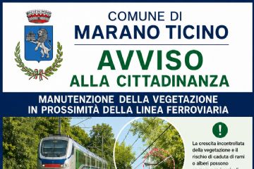 Locandina istituzionale del Comune di Marano Ticino con grafica nei colori blu, verde e bianco dedicata alla manutenzione della vegetazione vicino alla linea ferroviaria. Nella parte superiore sono presenti lo stemma comunale e il titolo “Avviso alla cittadinanza”.

Al centro della locandina compare l’immagine di un treno moderno che viaggia lungo una linea ferroviaria immersa nel verde. Accanto, un riquadro circolare mostra rami e alberi vicini ai cavi ferroviari, evidenziando il rischio di interferenze e caduta di vegetazione sulla linea. Un simbolo verde con punto esclamativo richiama l’attenzione sui possibili pericoli per la sicurezza ferroviaria e pubblica.

Il testo informa che il Comune, a seguito di una comunicazione di Rete Ferroviaria Italiana, invita i proprietari dei terreni confinanti con la ferrovia a controllare regolarmente alberi e vegetazione, provvedere al taglio di rami potenzialmente pericolosi e mantenere condizioni di sicurezza lungo i confini delle proprietà.

La parte centrale utilizza icone verdi illustrative: una lente di ingrandimento per il controllo della vegetazione, una cesoia per la potatura e uno scudo con segno di spunta per rappresentare la sicurezza.

Nella sezione finale vengono indicate le finalità dell’avviso: garantire la sicurezza della circolazione ferroviaria, prevenire disservizi al trasporto pubblico e ridurre il rischio di incendi lungo la sede ferroviaria. In basso sono presenti una precisazione sul carattere informativo e preventivo dell’avviso, un messaggio di ringraziamento ai cittadini e i contatti del Comune.