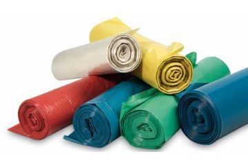 fotografia di rotoli di sacchi di colore diverso per raccolta differenziata
