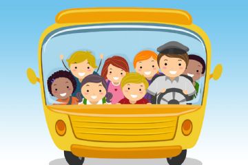 Immagine illustrata di uno scuolabus giallo con autista e bambini all’interno, rappresentati frontalmente e sorridenti, su sfondo azzurro.