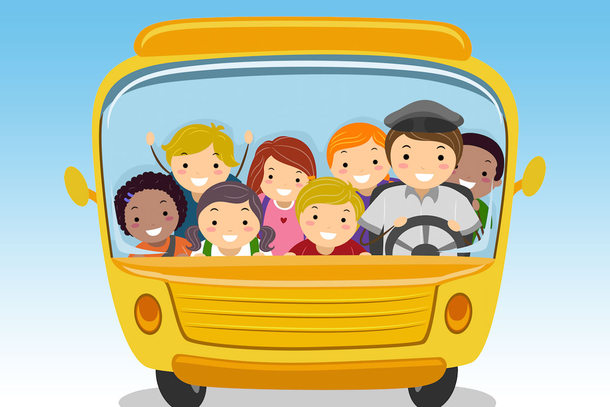 Immagine illustrata di uno scuolabus giallo con autista e bambini all’interno, rappresentati frontalmente e sorridenti, su sfondo azzurro.