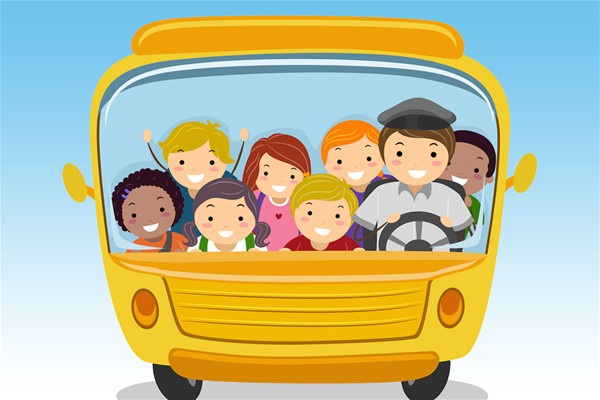 Immagine illustrata di uno scuolabus giallo con autista e bambini all’interno, rappresentati frontalmente e sorridenti, su sfondo azzurro.
